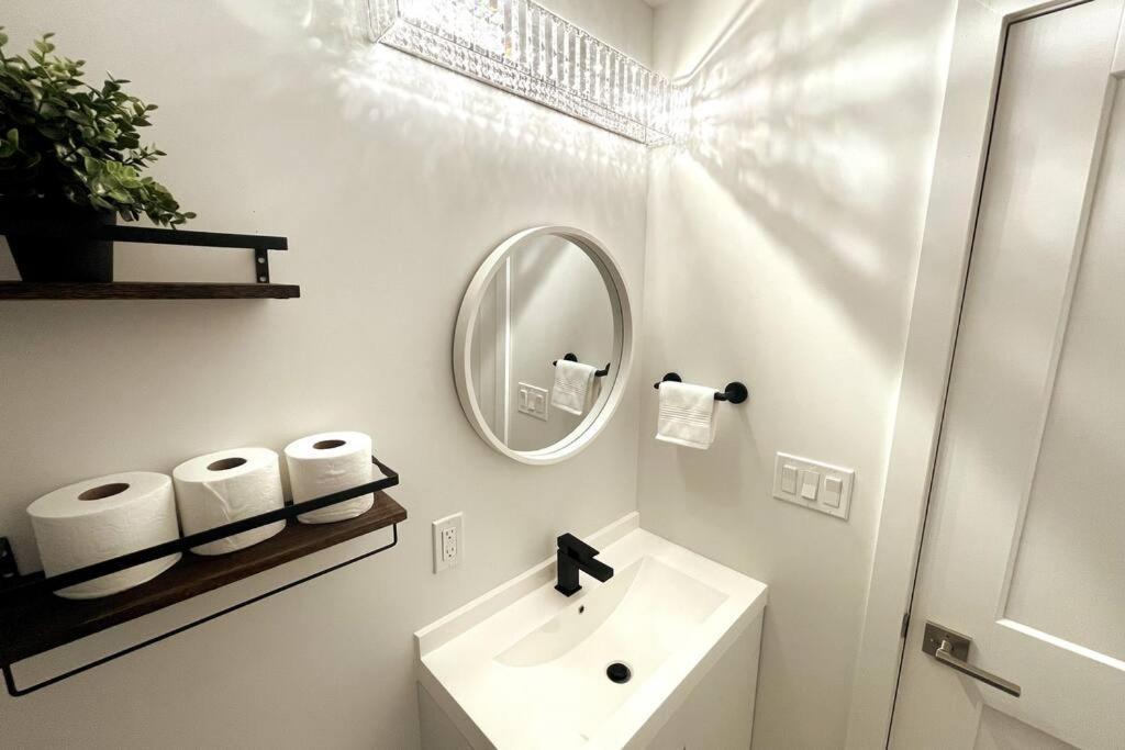 Exquisite, Bright & Modern Condo. Niagara Falls Extérieur photo